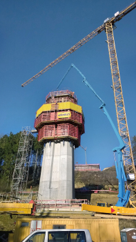 Afte Valley Viaduct near Bad Wünnenberg : The fully hydraulic SKE100 plus automatic climbing formwork was used for concreting the piers.