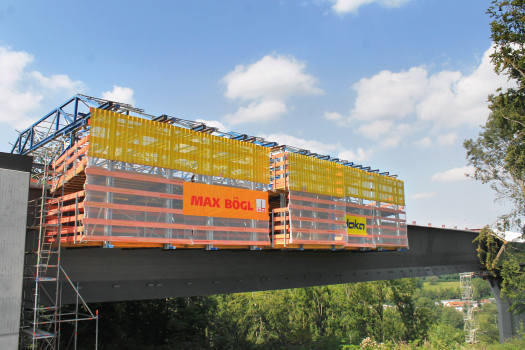 Afte Valley Viaduct near Bad Wünnenberg : Two composite formwork carriages ensured that the concrete of the carriageway slab could be connected to the steel structure. The suspended finishing levels provided a high safety standard in the process.