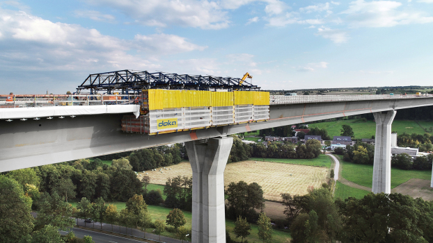 Afte Valley Viaduct near Bad Wünnenberg : After the carriageway slab was completed, one of the two composite formwork carriages was converted into a double-sided cap formwork carriage for the construction of the cornice cap.