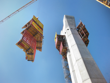 Afte Valley Viaduct near Bad Wünnenberg : The SKE100 plus platform units were lifted away from the pier shaft unassembled and moved to the next pier - saving time and costs.