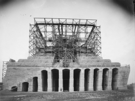 Bau Völkerschlachtdenkmal, rechte Seitenansicht mit dem unteren Teil der Pyramide