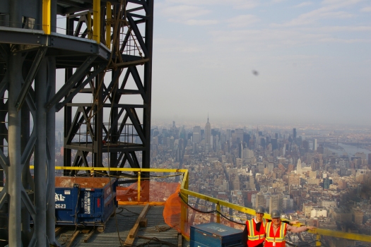 One World Trade Center: Installation de la structure de l'antenne