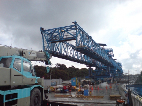 Reconstruction of Newmarket Viaduct in Auckland : The "Big Blue" gantry crane on the Newmarket Viaduct construction site in Auckland, New Zealand.