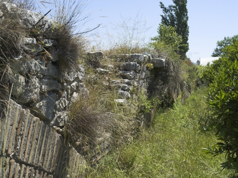 Die römische Brücke bei Limyra in Lykien in der Türkei. Vierter Bogen Südseite. Der in der Spätantike errichtete Ingenieurbau ist eine der ältesten Segmentbogenbrücken der Welt. Auf einer Länge von 360 m überspannen insgesamt 28 Bögen den Fluss Alakır Çayı, darunter 26 Segmentbögen mit einer durchschnittlichen Überhöhung von 5,3 zu 1. Die Brücke ist heute bis zu den Bogenansätzen von Flussablagerungen verschüttet