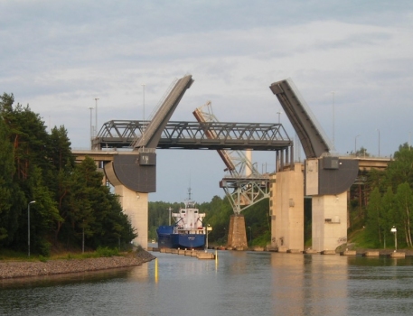 Ponts sur le canal de Södertälje en position ouverte (de l'avant à l'arrière): pont routier basculant, ponts jumeaux autoroutiers de la E4 et ancien pont basculant ferroviaire remplacé depuis