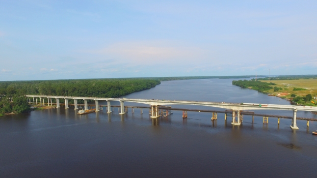 Brücke über den Zufluss der Nkomi-Lagune