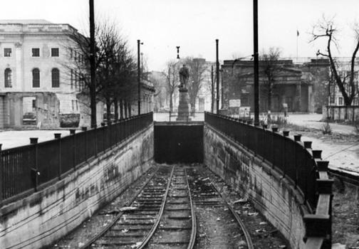 Der Linden-Tunnel, der von der Behrenstraße zur Dorotheenstraße geht, soll jetzt wieder aufgebaut und bis Pfingsten wieder in Betrieb genommen werden. Aufn.: Illus Funck 15.2.50 5412-50