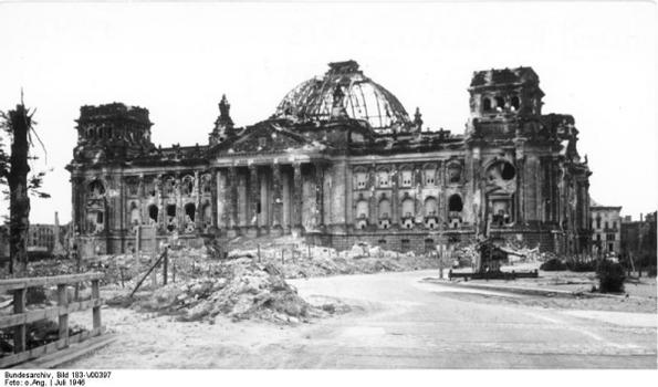 Blick vom Platz vor dem Brandenburger Tor auf die Ruine des Reichstagsgebäudes