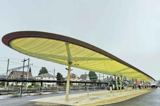 Bushof Sursee : Das neue Bushofdach in Sursee ist ein seilumspanntes Großkissen aus ETFE-Folie. Die obere Folienlage ist leuchtend gelb gefärbt, die untere transparent und mit einem Linienmuster bedruckt.