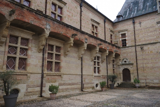 Caumont Castle (Cazaux-Savès, 1535) | Structurae