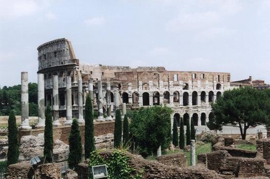 Kolosseum vom Forum Romanum aus gesehen