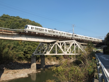 Quastrième pont ferroviaire sur le Yamatogawa
