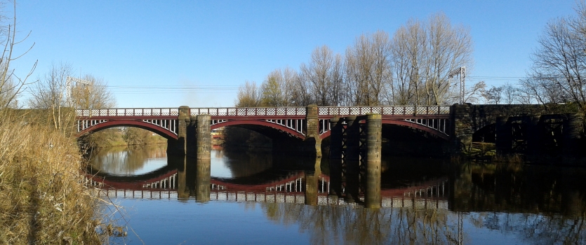 Pont ferroviaire Dalmarnock derrière les piles de l'ancien pont