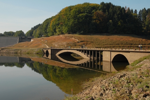 Aufgetauchte Derenbachbrücke in der Wahnbachtalsperre