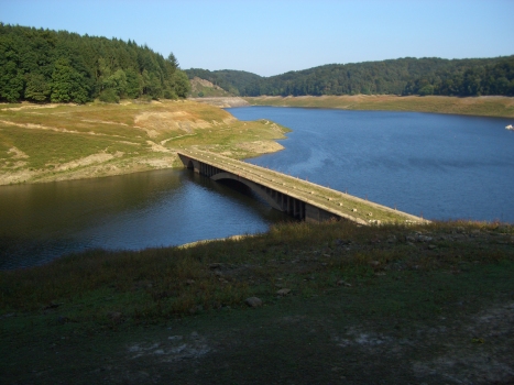 Derenbachbrücke im Stauraum der Wahnbachtalsperre bei Siegburg bei niedrigem Wasserstand aufgrund Sanierungsarbeiten am Staudamm