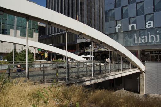 Fußgängerbrücke am Bahnhof Nuevos Ministerios