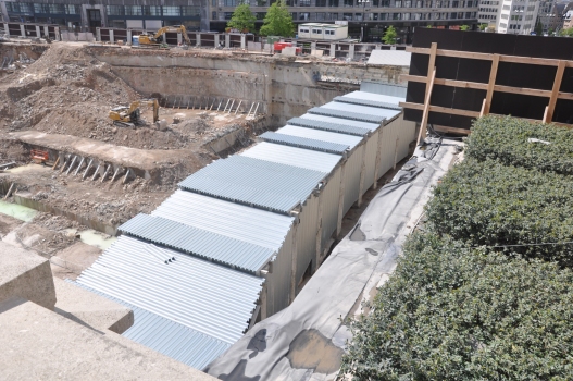 Baugrube nach dem Abriss des Gebäude der Fortis-Bank in Brüssel - Unter dem Gebäude verläuft auch ein Tunnel der Brüsseler Metro (für die Linien 1, 1A, 1B und 5 zwischen den Stationen "Parc" und "Gare Centrale"), der damit für kurze Zeit sichtbar wurde