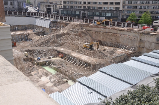 Baugrube nach dem Abriss des Gebäude der Fortis-Bank in Brüssel - Unter dem Gebäude verläuft auch ein Tunnel der Brüsseler Metro (für die Linien 1, 1A, 1B und 5 zwischen den Stationen "Parc" und "Gare Centrale"), der damit für kurze Zeit sichtbar wurde