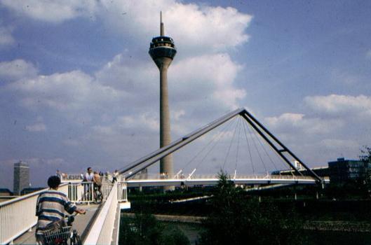 Passerelle sur le port de Düsseldorf devant la Tour du Rhin