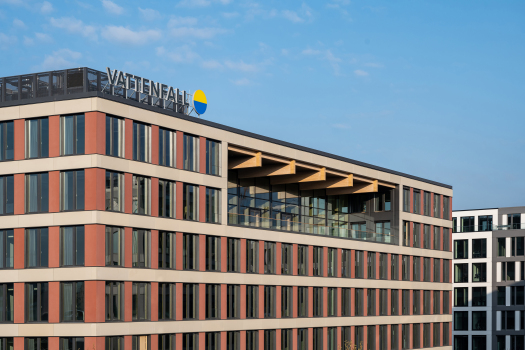 EDGE Südkreuz : Le plus grand bâtiment hybride en bois de Berlin a été construit au cœur de la ville, d'après un projet de Tchoban Voss Architekten. Ce complexe de bureaux innovant abrite le siège social du groupe énergétique Vattenfall et a reçu le label de construction durable DGNB Platine et WELL Core Gold.