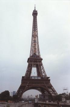 Eiffelturm in Paris mit Beleuchtung für die Hundertjahrfeier