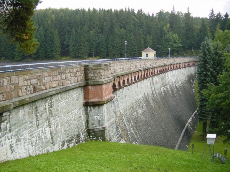 Sicht entlang der Staumauer aus Bruchsteinmauerwerk