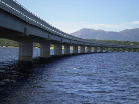 Pont sur le lac de retenue de Valmayor