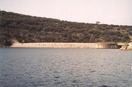 Vue sur la crête du barrage de Gréoux du lac d'Esparron