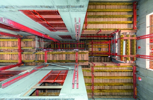 The PERI climbing formwork solution for the high-rise core was based largely on the crane-independent working RCS Rail Climbing System, combined with a self-climbing ACS Platform Unit as well as crane-climbed CB Climbing Platforms and BR Shaft Platforms.