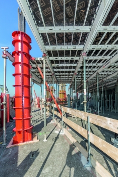 With protection provided by the RCS enclosure, fast and safe forming operations could be carried out with SKYDECK Panel Slab Formwork and special formwork elements based on SRS Circular Column Formwork.