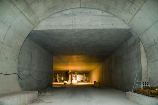 Gmünder Einhorn-Tunnel, Schwäbisch Gmünd, Portal West, Übergang von bergmännischer (rund) auf offene (eckig) Tunnelbauweise, sichtbar ist der Verschwenkungsbereich von jeweils zwei auf jeweils eine Fahrspur