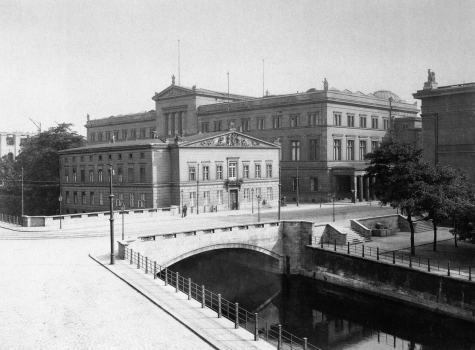 Eiserne Brücke über den Kupfergraben (Spree) in Berlin:Hinter der Brücke sind der Neue Packhof und das Neue Museum zu sehen.