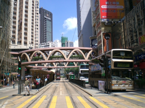 Fußgängerbrücke über die Yee Wo-Straße