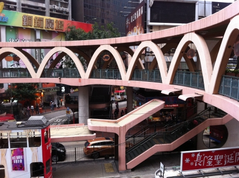 Fußgängerbrücke über die Yee Wo-Straße