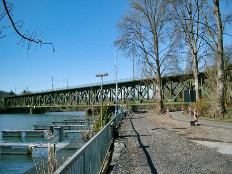 Pont-rail sur la Ruhr à Essen-Kettwig