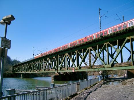 Pont-rail sur la Ruhr à Essen-Kettwig