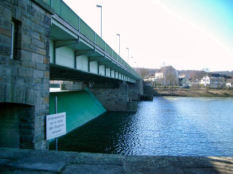 Pont sur le barrage de la Ruhr à Essen-Kettwig