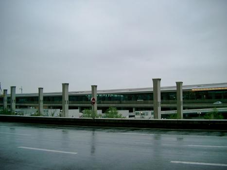 Charles de Gaulle Airport : High-level access ramp under construction in front of nearly completed Terminal 2E