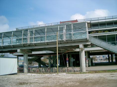 Fußgängerbrücke, U-Bahnhof Fröttmaning, München