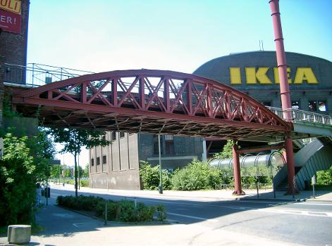 Brücke der ehemaligen Werkseisenbahn der Krupp-Fabrik in Essen, heute Zugangsbrücke zum Colosseum-Theater