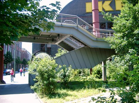 Brücke der ehemaligen Werkseisenbahn der Krupp-Fabrik in Essen, heute Zugangsbrücke zum Colosseum-Theater