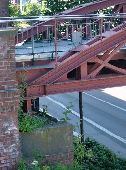 Brücke der ehemaligen Werkseisenbahn der Krupp-Fabrik in Essen, heute Zugangsbrücke zum Colosseum-Theater 