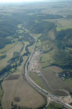 Jagdbergtunnel A4 bei Jena - Luftaufnahme mit den beiden im Bau befindlichen Tunnelportalen
