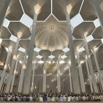 Durch die Kuppel einfallendes Sonnenlicht verleiht dem Gebetssaal des gigantischen Gotteshauses seine mediative Raumatmosphäre