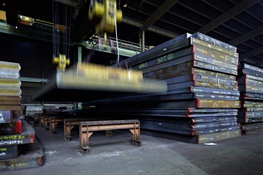 Die bis zu 1,7 Tonnen schweren Stahlplatten der Jebens GmbH haben eine tragende Rolle für die Schleuderbetonsäulen und damit für den Moscheebau insgesamt