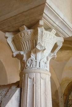 Chapiteau dans la crypte de Saint-Paul à Jouarre