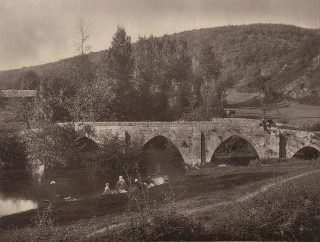 Le pont des Ouillères situé à Mervent, photographié par Jules Robuchon
