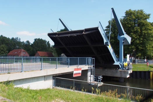 Klappbrücke in Dömitz an der Müritz-Elde-Wasserstraße während des Hochklappens