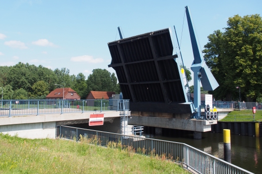 Klappbrücke in Dömitz an der Müritz-Elde-Wasserstraße während des Hochklappens