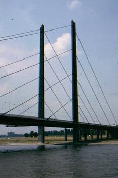 Knee Bridge, Düsseldorf, Germany